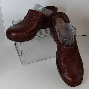Leather clogs brown